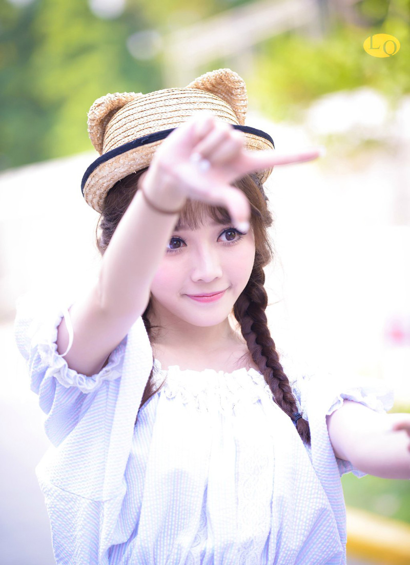 “夫君当以国事为重，妾身怎敢相怪？夫君且先休息，妾身先告退了。”美妇微笑着摇头道。